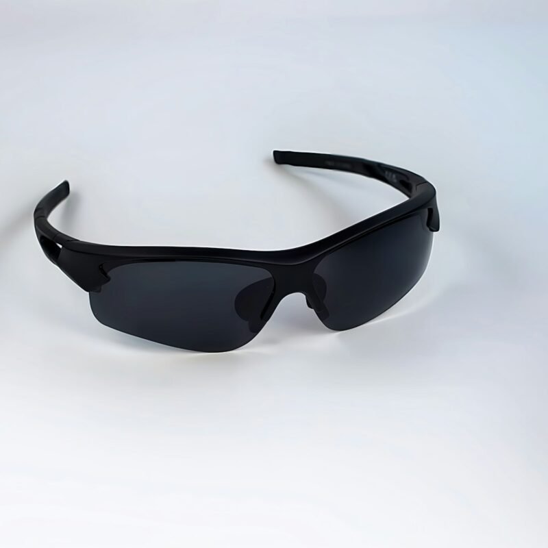 Gafas deportivas negras de protección sobre fondo blanco